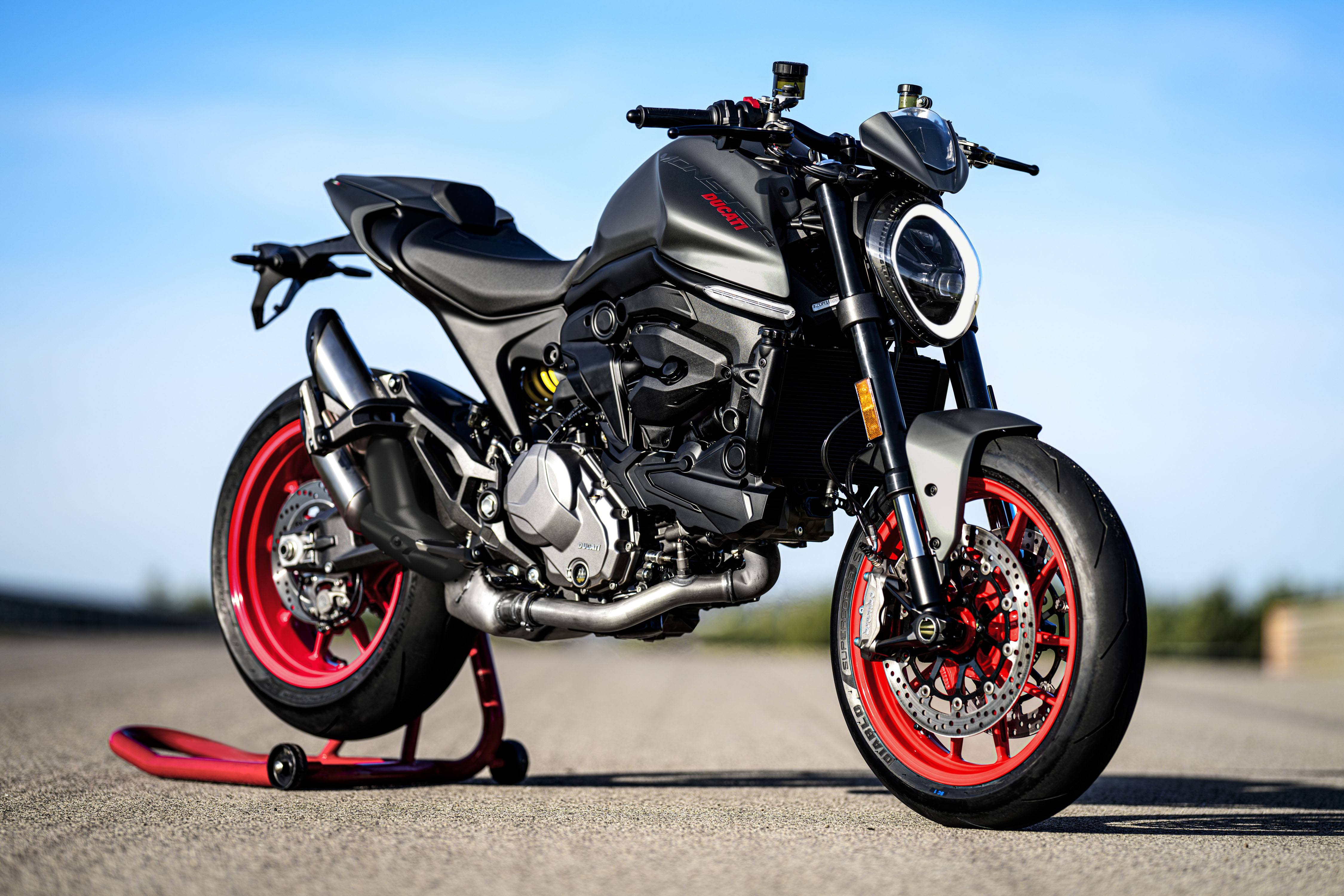 Сайт нового мотоцикл. Ducati Monster 1200 2021. Дукати монстр 2021 новый. Ducati Monster 937. Ducati Monster 1200s 2021.